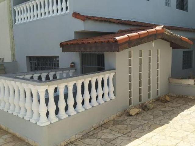SOBRADO COM 3 QUARTOS SENDO UMA SUÍTE, COPA COZINHA, QUINTAL E DUAS GARAGENS