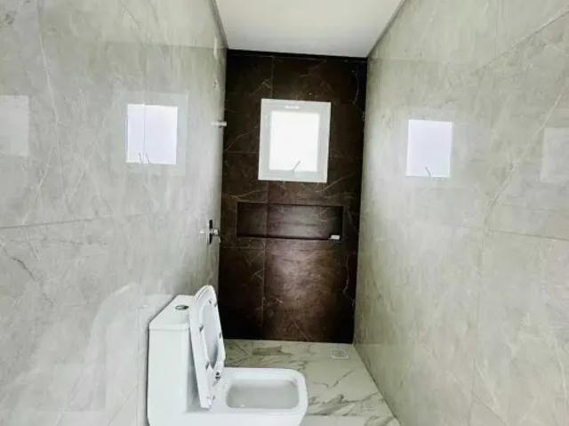 Sobrado com 3 suítes com sacadas e 2 vagas descobertas em Ingleses do Rio Vermelho, Florianópolis/SC