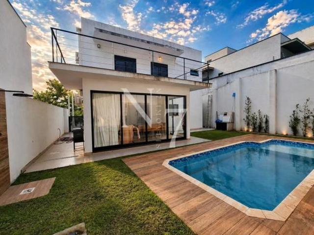 Sobrado com 3 Suítes, Piscina, Área gourmet em Condomínio Fechado