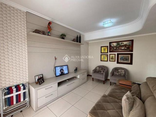 Sobrado com três andares à venda no Rio Branco, SL