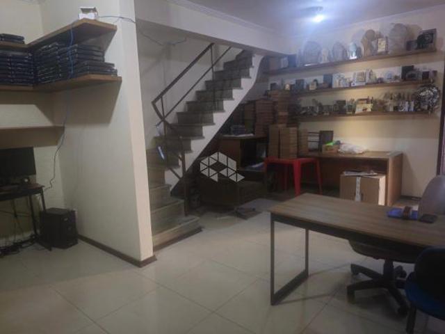 Sobrado com Casa Auxiliar e Garagem para 4 Carros no Bairro Floresta