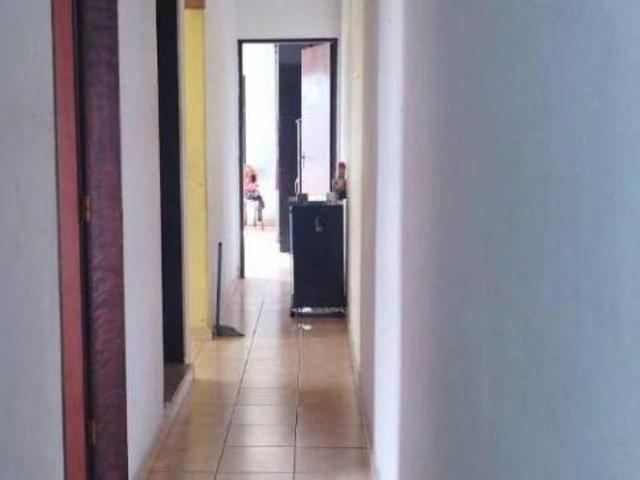 SOBRADO COM GARAGEM PARA UM AUTOMOVEL E NA LATERAL DO TERRENO GARAGEM OPARA ATÉ 1 CAMINHÃO