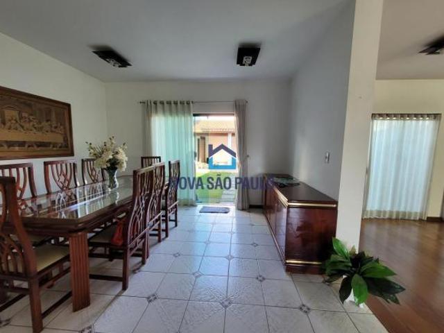 Sobrado com jardim, 4 dormitórios e área de lazer