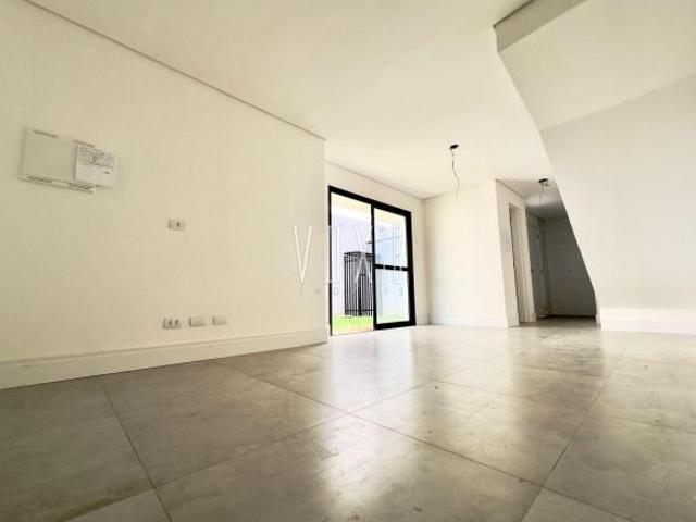 Sobrado com jardim no Xaxim com 3 quartos e suíte