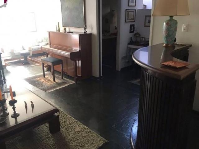 Sobrado com piscina, cinco vagas de garagem e três dormitórios
