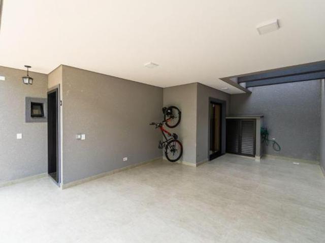 SOBRADO COM QUINTAL, NÃO GEMINADO, MOBILIADO, com 3 SUÍTES NO HUGO LANGE