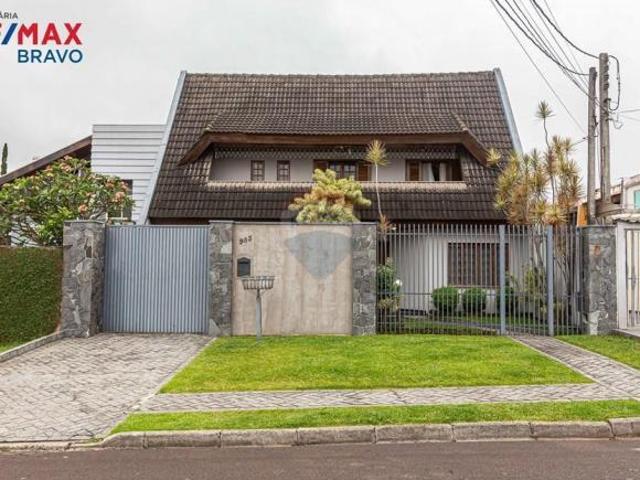 Sobrado com quintal, 4 quartos, vagas pra 7 carros, com 597m2 de terreno, Bairro Jardim das América