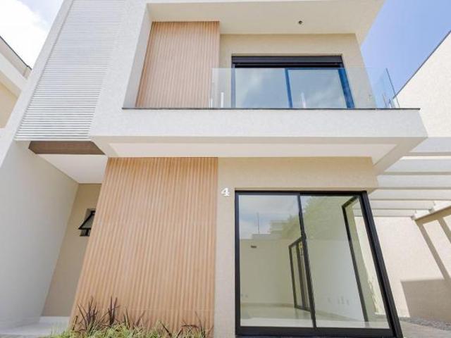 Sobrado Duplex com Suíte, Churrasqueira e Localização Privilegiada no Hauer Curitiba