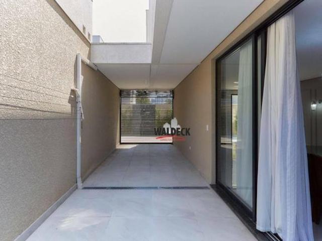 Sobrado de Alto Padrão no Água Verde: 3 Quartos 1 Suíte, Terraço com Jacuzzi