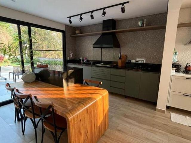 Sobrado de alto padrão com 600m², 4 suítes, 5 vagas e piscina Atibaia/SP