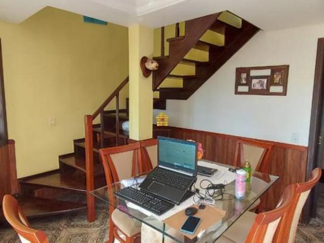 Sobrado de alvenaria com 2 terrenos na lateral Bairro Scharlau