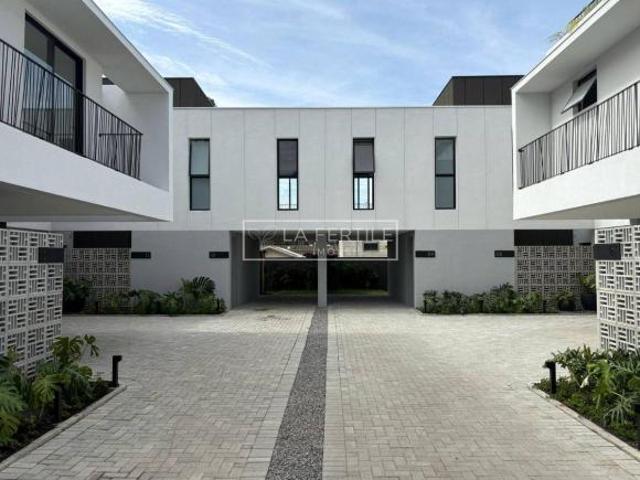 Sobrado de Condomínio com 3 Quartos, 1 Suíte, 144M², à Venda por R$ 1.556.400,00 Guabirotuba, Curi