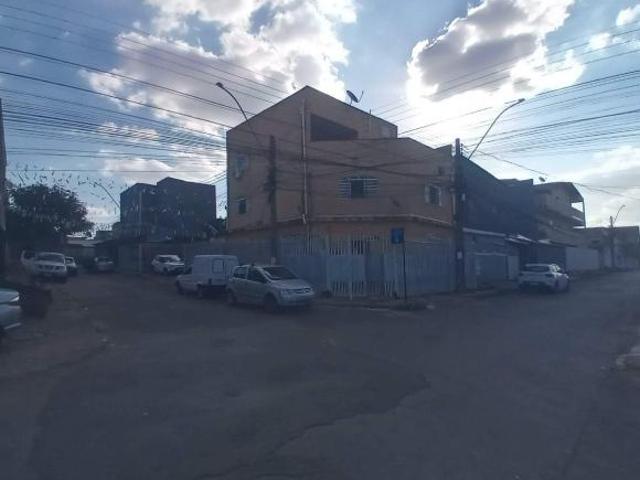 Sobrado de esquina com 3 pavimentos, dividido em 5 apartamentos independentes
