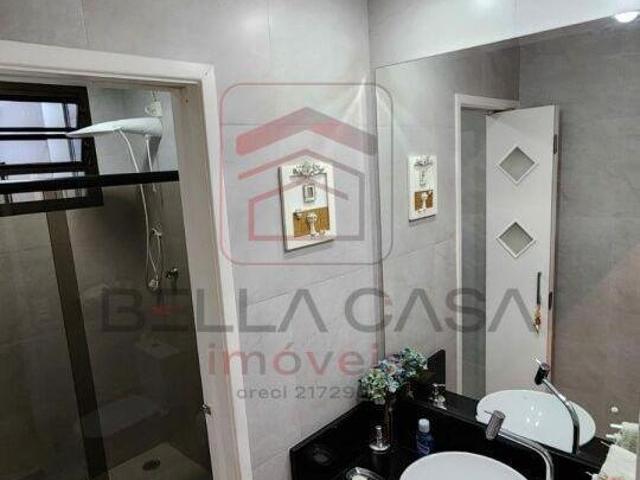 Sobrado de 198m² com 4 Quartos e vagas de garagem à Venda