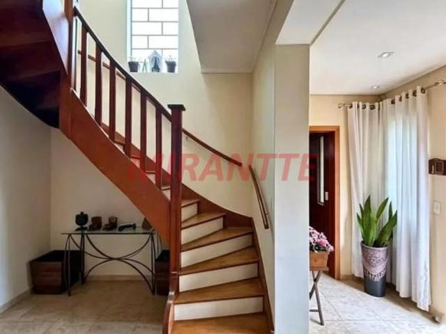 Sobrado de 240m² com 4 quartos