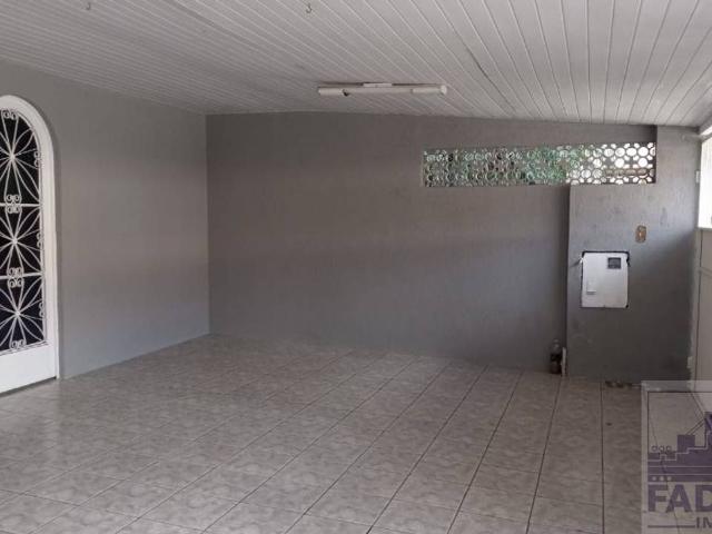 Sobrado de 280 m² na Engenheiro Farid Surugi Tarumã Curitiba PR, aluguel por R$ 3.600/mês
