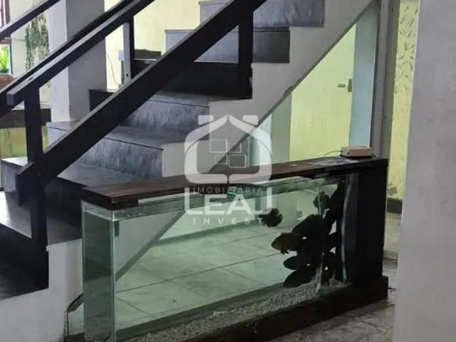 Sobrado de 300m² para venda e locação com 6 quartos sendo 1 suíte e 8 vagas de garagem no Jardim Pe