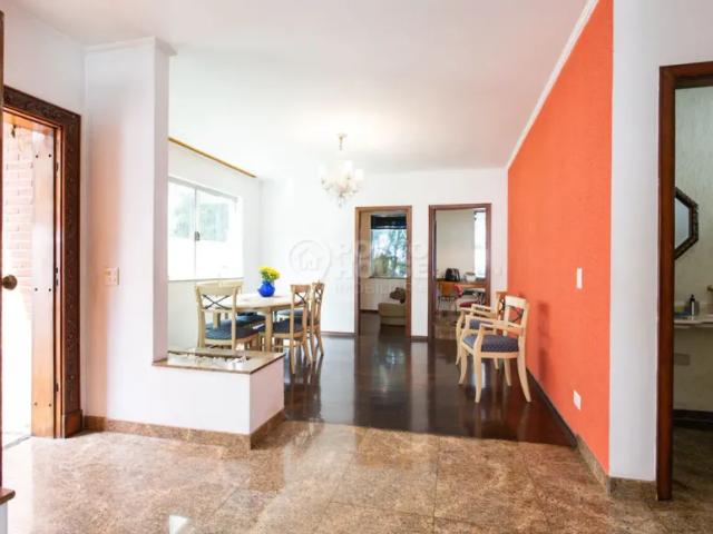 Sobrado de 443 m2, com 04 suites, 05 vagas, elevador, quintal em Vila Gumercindo