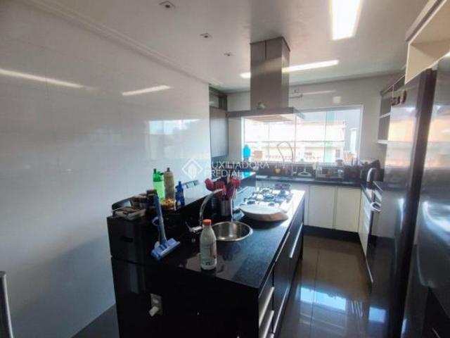 Sobrado de 448m² dividido em 3 casas no terreno de 400m², Vila Pires Santo André