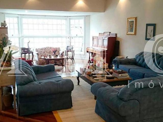 Sobrado de 424m² com 4 suítes em rua tranquila e de pouco movimento