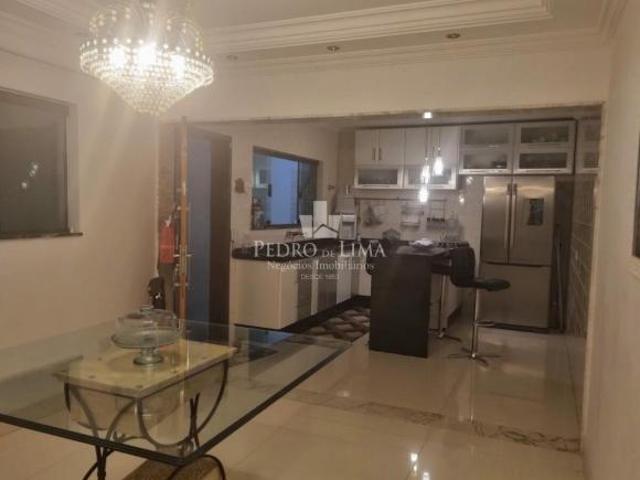 Sobrado de 4 Dormitórios sendo uma Suíte, Sala, Cozinha 4 Vagas na Vila Ré