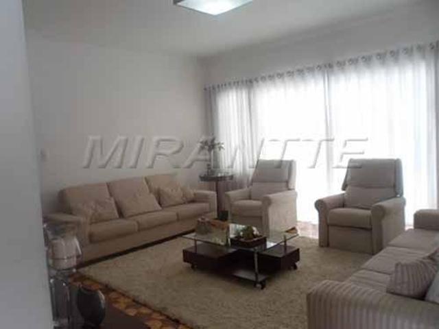 Sobrado de 732m² com 3 quartos