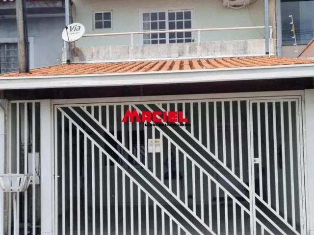 Sobrado em ótima localização com 2 garagens cobertas