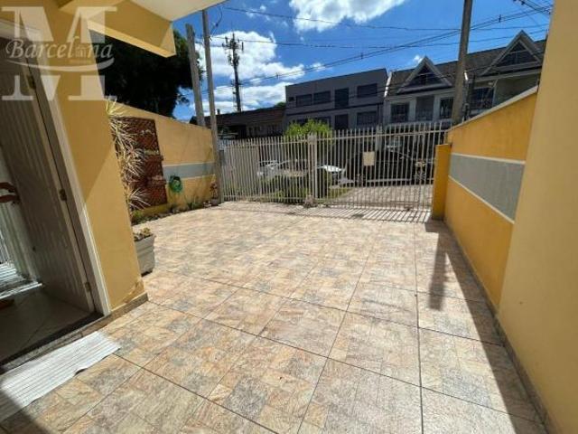 SOBRADO EM ÓTIMA LOCALIZAÇÃO DO PORTÃO, COM MARAVILHOSO TERRENO. PRÓXIMO A FACULDADE UNICESUMAR E SH