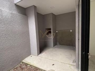 Sobrado em condomínio com entrada privativa, além de um sobrado de frente para rua