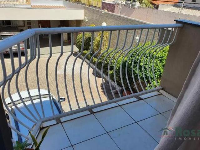 SOBRADO EM CONDOMINIO FECHADO, com suite na parte inferior, PRÓXIMO AO SHOPPING