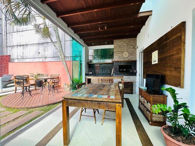 Sobrado em Praia dos Amores, Balneário Camboriú/SC de 210m² 3 quartos à venda por R$ 2.699.900,00