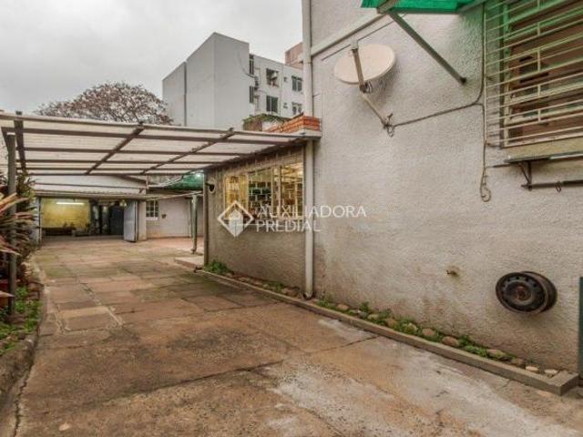 Sobrado em terreno mais de 400 m2 situado em ótima localização