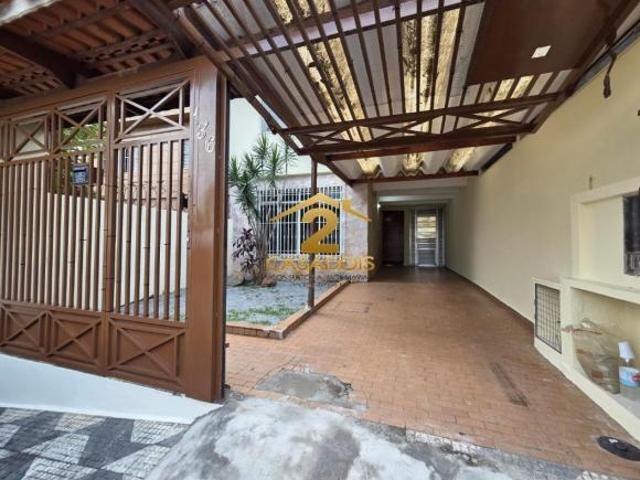 Sobrado espaçoso com 03 dormitórios, 1 suíte, churrasqueira e 2 vagas de garagem