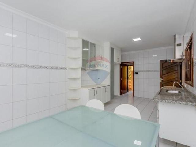 SOBRADO ESPAÇOSO E BEM LOCALIZADO