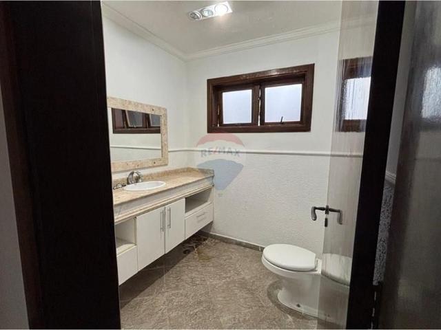 Sobrado espaçoso em ótima localização no Aruã