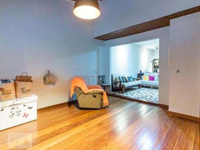 Sobrado Espaçoso 4 Dorms, Churrasqueira e Excelente Localização no Butantã