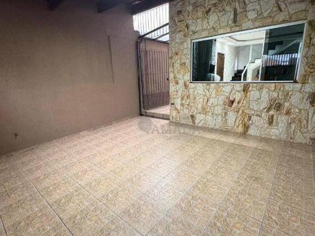 Sobrado frontal com 3 quartos sendo 1 suíte, corredor lateral, área gourmet, 2 vagas à venda, 162 m²