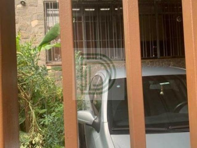 Sobrado grande, totalmente isolado, precisando de reforma