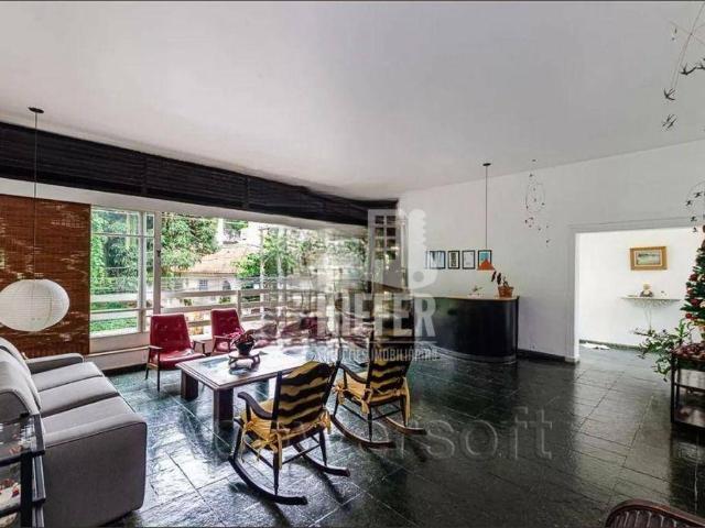 Sobrado para alugar com 4 quartos e 180 m² por R$ 18.000/mês