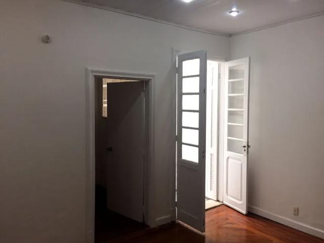 Sobrado para aluguel tem 135 metros quadrados com 5 quartos em Santa Cecília São Paulo SP