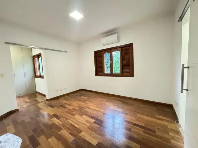 Sobrado para aluguel possui 260 metros quadrados com 3 quartos em Granja Viana II Cotia SP