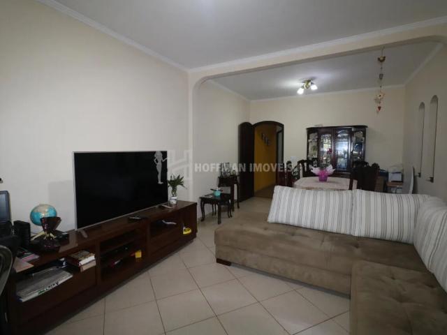 Sobrado para Locação no bairro Cerâmica com 3 dormitórios, 3 suítes e 6 vagas. REF. HI15474