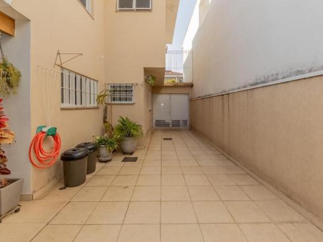 Sobrado para venda com 4 quartos, 237m²