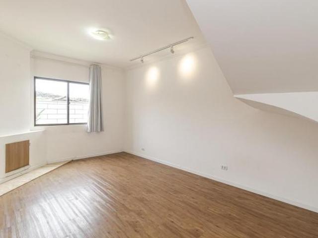 Sobrado para venda em Boqueirão de 150.00m² com 3 Quartos, 1 Suite e 2 Garagens