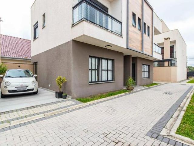 Sobrado para venda em Boqueirão de 126.00m² com 4 Quartos, 1 Suite e 2 Garagens