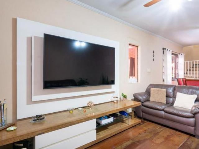 Sobrado para venda em Jardim Três Marias com 3 quartos, sendo 3 suítes, 130m²