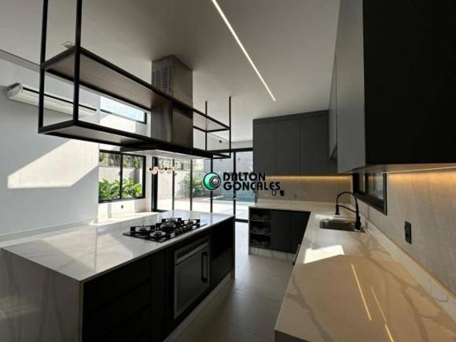 Sobrado para venda em Jardim Villa Romana de 285.00m² com 3 Quartos, 3 Suites e 6 Garagens