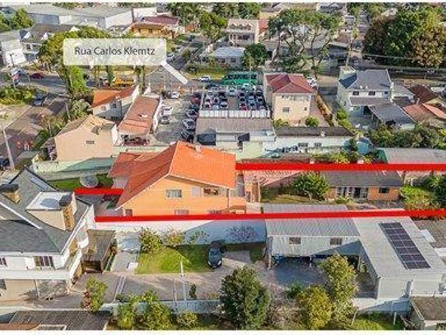 Sobrado para venda em Portão de 226.00m² com 3 Quartos, 1 Suite e 6 Garagens
