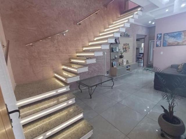 Sobrado para venda em Parque São Benedito de 250.00m² com 4 Quartos, 4 Suites e 5 Garagens