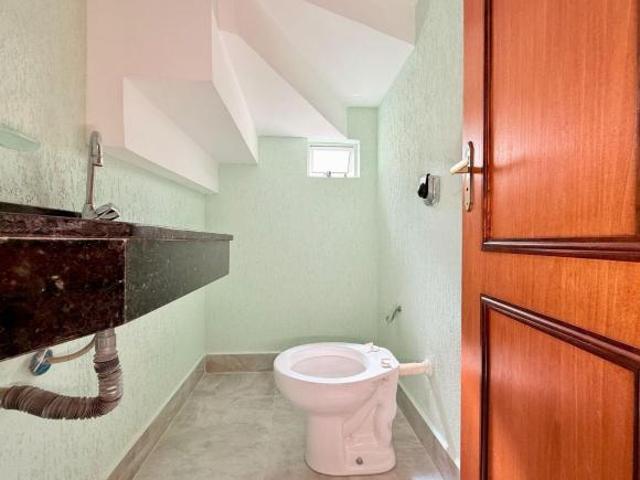 Sobrado para venda em Uberaba de 145.00m² com 3 Quartos, 1 Suite e 2 Garagens
